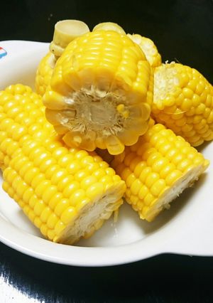 熱々ですぐ食べたい！レンチンとうもろこし-レシピのメイン写真