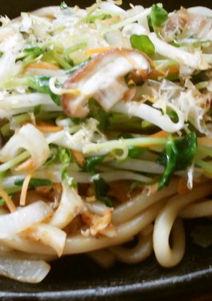 簡単に♪豆苗の焼きうどん！-レシピのメイン写真