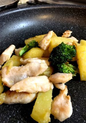 胸肉とじゃがいもとブロッコリーの炒め物-レシピのメイン写真