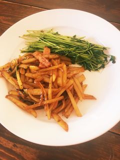 簡単!ジャガイモ豆苗オイスターソース炒め-レシピのメイン写真