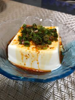 暑い日にぴったり!ピリ辛♪ラー油ネギ冷奴-レシピのメイン写真