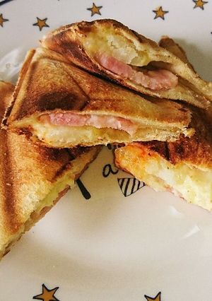 旨ウマ♪ベーコンとポテサラのホットサンド-レシピのメイン写真