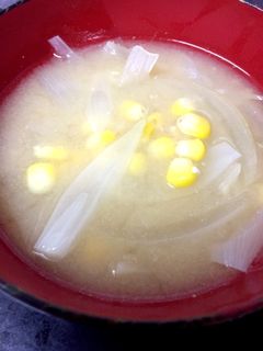 とうもろこし、新玉ねぎの白味噌合せ味噌汁-レシピのメイン写真