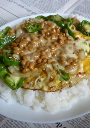 ピーマン＋納豆入りオムレツのカフェ丼-レシピのメイン写真