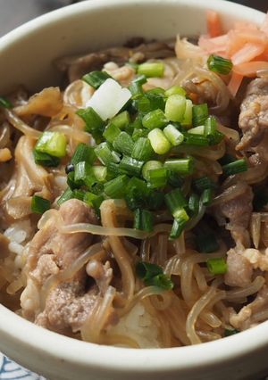 煮込むだけ！簡単絶品豚すききのこ丼-レシピのメイン写真
