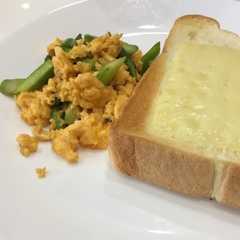รูปของ 朝食アスパラ&スクランブルエッグ
