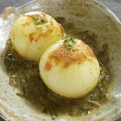 A picture of 丸ごと玉葱と刻み昆布の味噌煮込み.