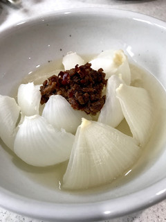 ピリ辛肉味噌をトロトロ玉ねぎに乗せて〜-レシピのメイン写真