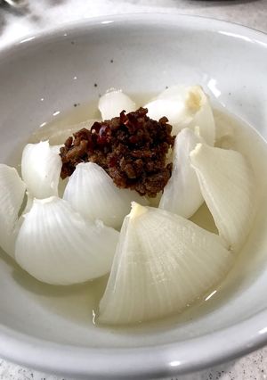 ピリ辛肉味噌をトロトロ玉ねぎに乗せて〜-レシピのメイン写真