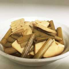 A picture of 蕗とたけのこの煮物.
