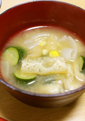 ズッキーニとコーンと玉ねぎのお味噌汁-レシピのメイン写真