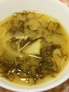 もずくのみそ汁【学校給食】-レシピのメイン写真