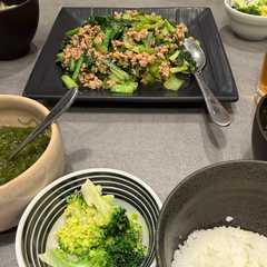 รูปของ 小松菜と豚ひき肉のにんにく醤油炒め
