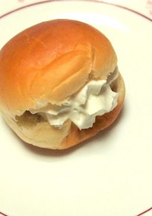 ミニアンパンにホイップクリーム-レシピのメイン写真