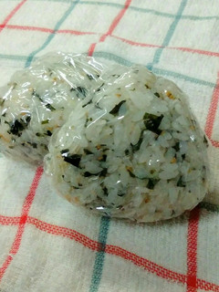ごましそわかめの混ぜ込みおむすび-レシピのメイン写真