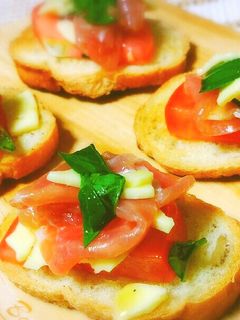 簡単!バケットでトマトと生ハムのカナッペ-レシピのメイン写真