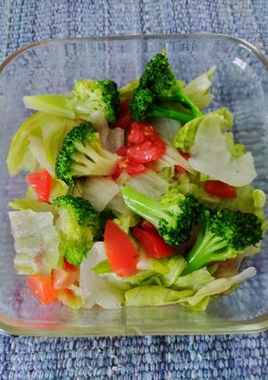 市販ドレッシングでレタスとトマトのサラダ-レシピのメイン写真