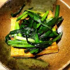 รูปของ 材料2つ。厚揚げとニラのカレー炒め