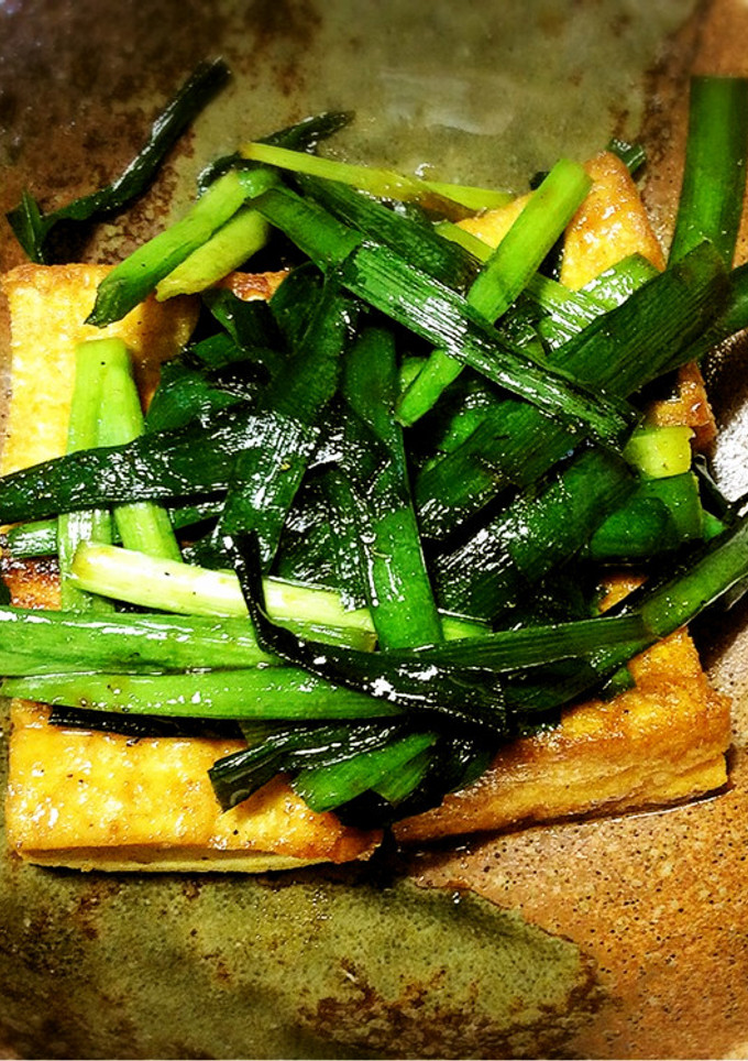 材料2つ。厚揚げとニラのカレー炒め-レシピのメイン写真