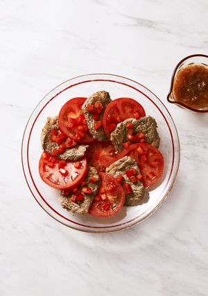 トマトと牛肉のうめ～サラダ-レシピのメイン写真