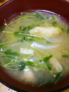 豆苗と玉ねぎの味噌汁-レシピのメイン写真