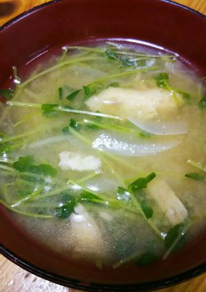 豆苗と玉ねぎの味噌汁-レシピのメイン写真