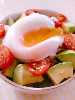 納豆アボカドトマト温玉丼-レシピのメイン写真