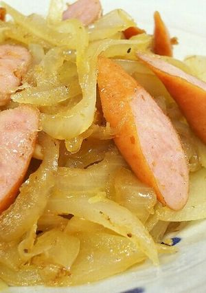 たっぷり玉ねぎとウインナーのめんつゆ炒め-レシピのメイン写真