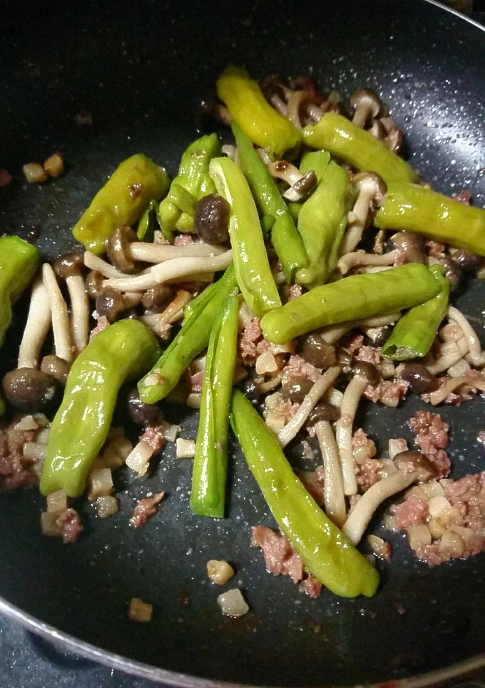 ししとうとしめじのコンビーフ炒め-レシピのメイン写真