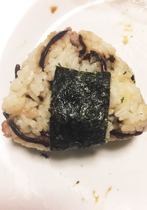 ぶた肉でちょっとガッツリ！塩昆布おにぎり-レシピのメイン写真