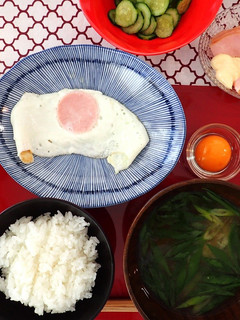 卵黄の卵かけご飯とハム目玉焼きの朝セット-レシピのメイン写真