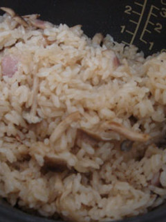 簡単♪炊飯器できのことにんにくのピラフ-レシピのメイン写真