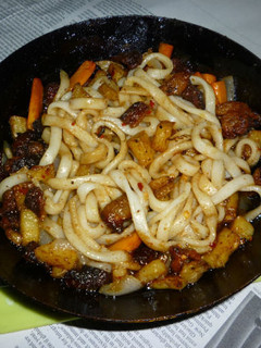 鉄パンで鶏皮と野菜たっぷりの焼きうどん-レシピのメイン写真