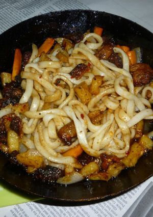 鉄パンで鶏皮と野菜たっぷりの焼きうどん-レシピのメイン写真