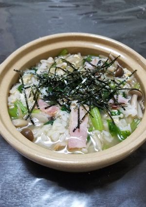 朝ごはんに小松菜とベーコンのキノコ雑炊-レシピのメイン写真