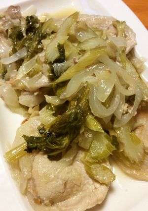 とっても簡単！豚肉セロリ玉葱の塩麹炒め-レシピのメイン写真