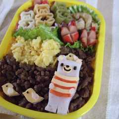 รูปของ クマさんと小鳥のそぼろ弁当（キャラ弁）