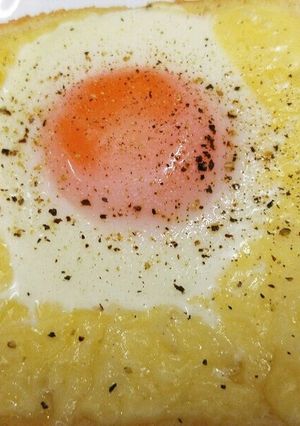 卵乗せチーズトースト-レシピのメイン写真