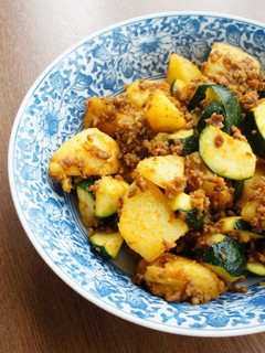 ごろごろじゃがいも・ズッキーニカレー炒め-レシピのメイン写真
