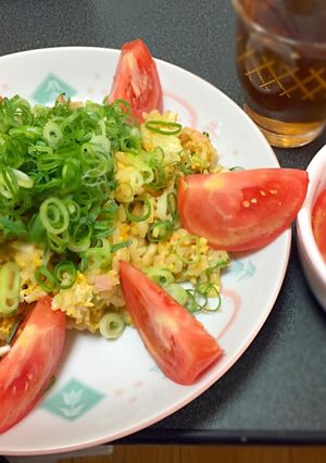 キャベツ炒飯とトマト-レシピのメイン写真