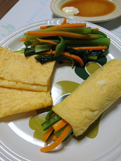 小松菜ニラ人参など野菜炒めの薄焼き卵巻き-レシピのメイン写真