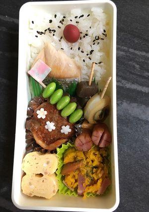 ★お弁当の飾りつけ★餃子の皮の花-レシピのメイン写真