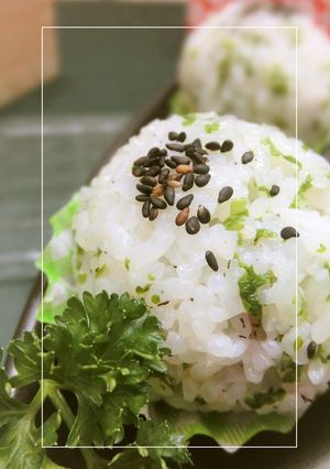 パセリに赤紫蘇、昆布茶のおにぎり-レシピのメイン写真