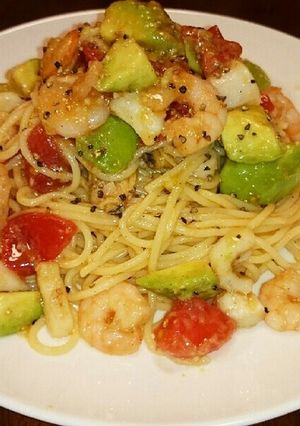 アボカドとトマトとシーフードの冷製パスタ-レシピのメイン写真
