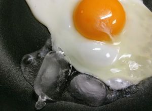目玉焼きの作り方♥氷で油がはねない焼き方-レシピのメイン写真