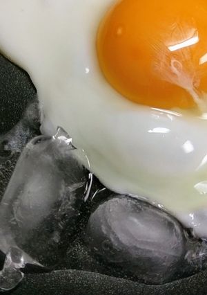目玉焼きの作り方♥氷で油がはねない焼き方-レシピのメイン写真