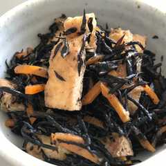 รูปของ 簡単！胡麻油香るひじきと油揚げの煮物