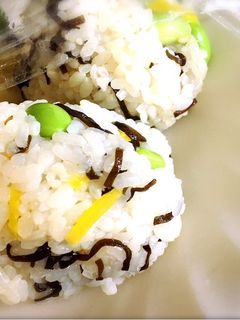 枝豆と塩昆布のオイルおにぎり-レシピのメイン写真