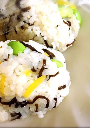 枝豆と塩昆布のオイルおにぎり-レシピのメイン写真