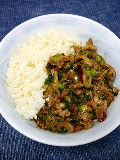 簡単!ニラとハラミの花椒炒め(丼)-レシピのメイン写真